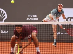João Fonseca e Marcelo Melo avançam à final de duplas do Rio Open João Fonseca saca e Marcelo Melo prepara smash durante jogo de duplas no Rio Open