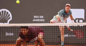 João Fonseca saca e Marcelo Melo prepara smash durante jogo de duplas no Rio Open