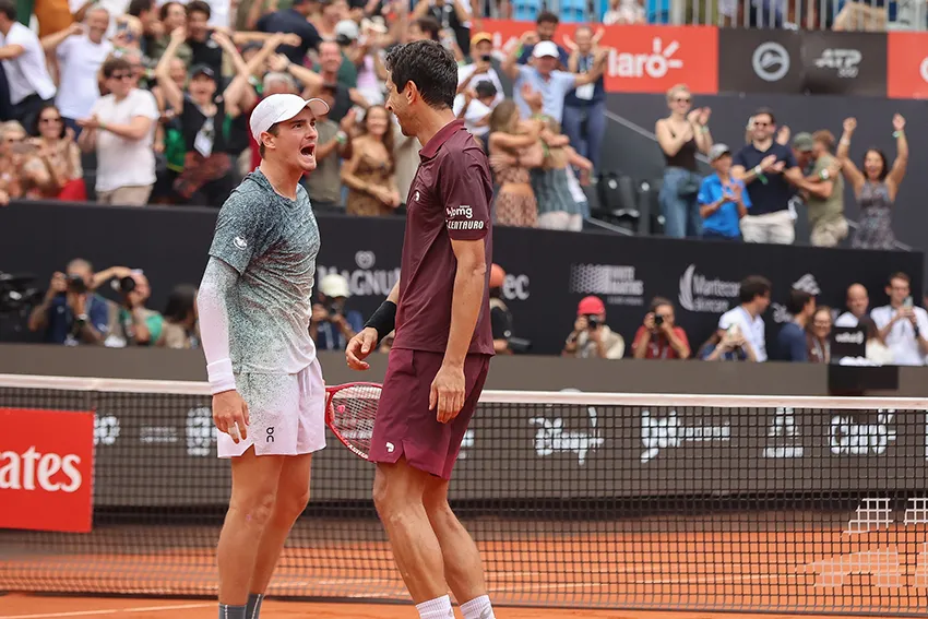 João Fonseca e Marcelo Melo comemoram ponto na semifinal de duplas do Rio Open na Quadra Guga Kuerten