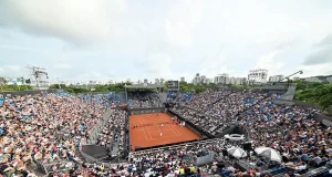 Público na Quadra Central Guga Kuerten durante final do Rio Open 2026 no Jockey Club Brasileiro.