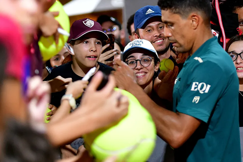 João Fonseca enfrenta Thiago Monteiro na estreia do Rio Open 2026. Duelo brasileiro acontece na terça-feira (17).