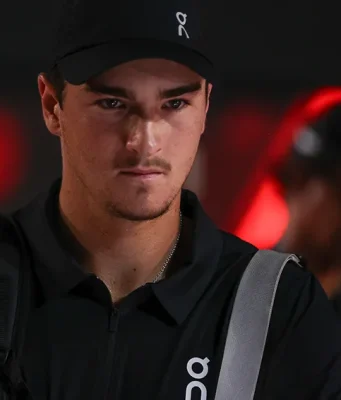 João Fonseca avança no Miami Open e enfrentará Carlos Alcaraz João Fonseca vence o americano Tommy Paul, número 23 do ranking, no Masters 1000 de Indian Wells e avança para enfrentar Jannik Sinner.