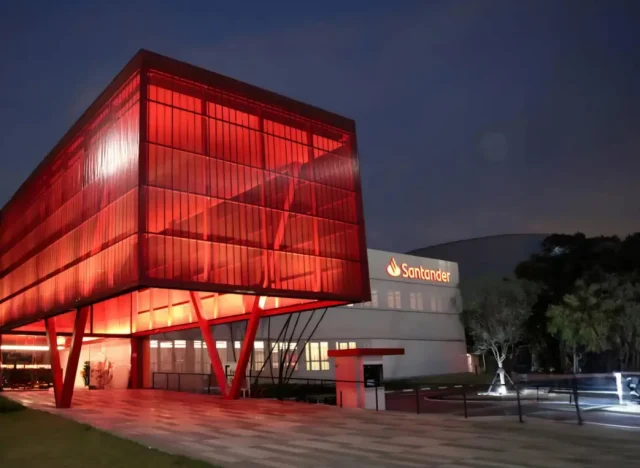 Santander Brasil anuncia saída do CEO Mário Leão até 2026 e confirma Gilson Finkelsztain como sucessor. Veja detalhes da transição.