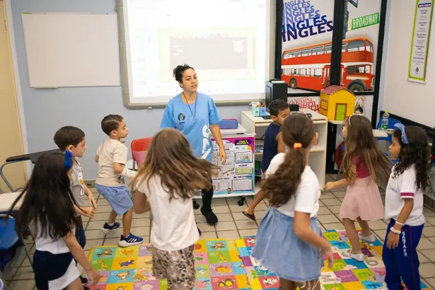 Aprender ingl&ecirc;s desde a inf&acirc;ncia fortalece o desenvolvimento cognitivo, cultural e social das crian&ccedil;as. Y&aacute;zigi Aracaju oferece ensino do idioma a partir dos 3 anos.
