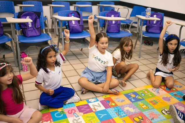 Aprender ingl&ecirc;s desde a inf&acirc;ncia fortalece o desenvolvimento cognitivo, cultural e social das crian&ccedil;as. Y&aacute;zigi Aracaju oferece ensino do idioma a partir dos 3 anos.