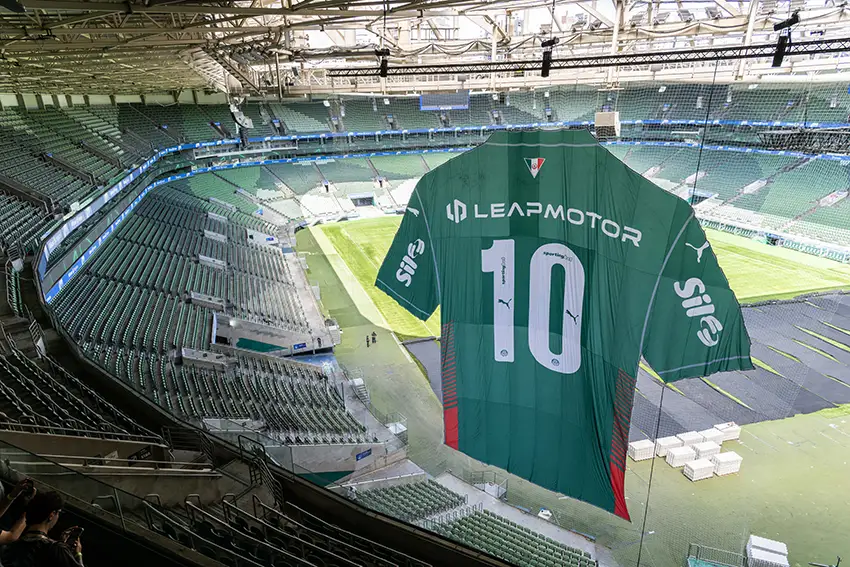 Marca de veículos eletrificados da Stellantis estampará uniforme do Palmeiras e produzirá SUVs em Pernambuco.