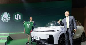 Marca de veículos eletrificados da Stellantis estampará uniforme do Palmeiras e produzirá SUVs em Pernambuco.