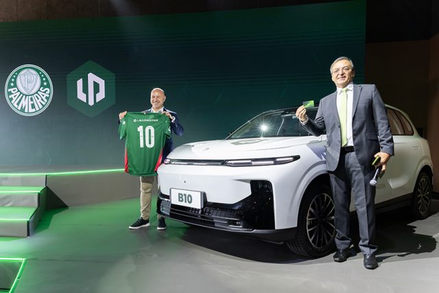 Marca de veículos eletrificados da Stellantis estampará uniforme do Palmeiras e produzirá SUVs em Pernambuco.