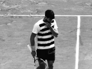 Alcaraz fica fora de Roma e Roland Garros por lesão no pulso Tenista espanhol sofre lesão no pulso, abandona torneios no saibro e perde liderança do ranking mundial.