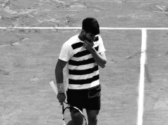 Alcaraz fica fora de Roma e Roland Garros por lesão no pulso Tenista espanhol sofre lesão no pulso, abandona torneios no saibro e perde liderança do ranking mundial.