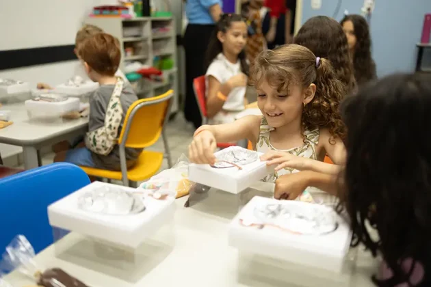Y&aacute;zigi Aracaju aposta em temas afetivos e experi&ecirc;ncias culturais para ensinar ingl&ecirc;s a crian&ccedil;as, estimulando aprendizado e repert&oacute;rio desde os 3 anos.