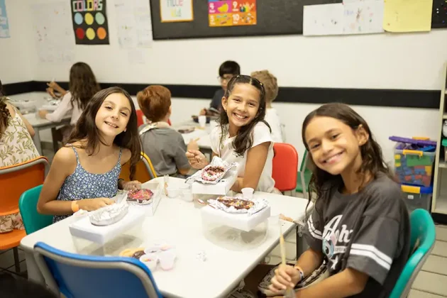 Y&aacute;zigi Aracaju aposta em temas afetivos e experi&ecirc;ncias culturais para ensinar ingl&ecirc;s a crian&ccedil;as, estimulando aprendizado e repert&oacute;rio desde os 3 anos.
