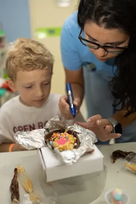 Y&aacute;zigi Aracaju aposta em temas afetivos e experi&ecirc;ncias culturais para ensinar ingl&ecirc;s a crian&ccedil;as, estimulando aprendizado e repert&oacute;rio desde os 3 anos.