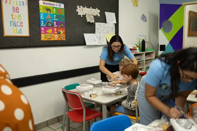 Y&aacute;zigi Aracaju aposta em temas afetivos e experi&ecirc;ncias culturais para ensinar ingl&ecirc;s a crian&ccedil;as, estimulando aprendizado e repert&oacute;rio desde os 3 anos.