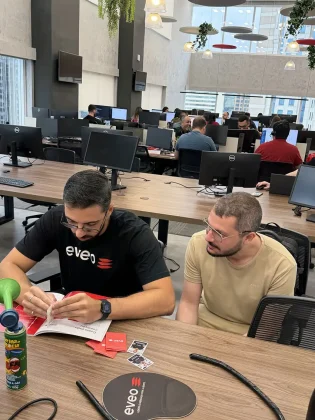 A EVEO lan&ccedil;a &aacute;lbum de figurinhas com seus colaboradores para celebrar mais de 20 anos de hist&oacute;ria. Iniciativa de endomarketing refor&ccedil;a cultura organizacional, integra&ccedil;&atilde;o de equipe e os valores da empresa certificada GPTW.