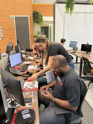 A EVEO lan&ccedil;a &aacute;lbum de figurinhas com seus colaboradores para celebrar mais de 20 anos de hist&oacute;ria. Iniciativa de endomarketing refor&ccedil;a cultura organizacional, integra&ccedil;&atilde;o de equipe e os valores da empresa certificada GPTW.