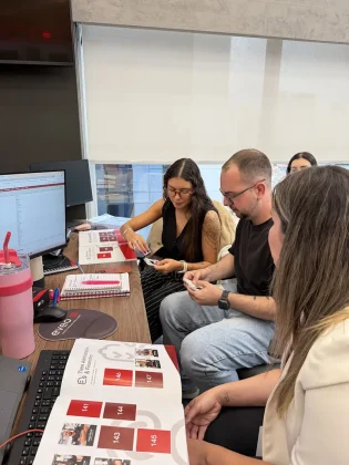 A EVEO lan&ccedil;a &aacute;lbum de figurinhas com seus colaboradores para celebrar mais de 20 anos de hist&oacute;ria. Iniciativa de endomarketing refor&ccedil;a cultura organizacional, integra&ccedil;&atilde;o de equipe e os valores da empresa certificada GPTW.