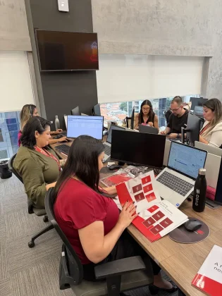 A EVEO lan&ccedil;a &aacute;lbum de figurinhas com seus colaboradores para celebrar mais de 20 anos de hist&oacute;ria. Iniciativa de endomarketing refor&ccedil;a cultura organizacional, integra&ccedil;&atilde;o de equipe e os valores da empresa certificada GPTW.