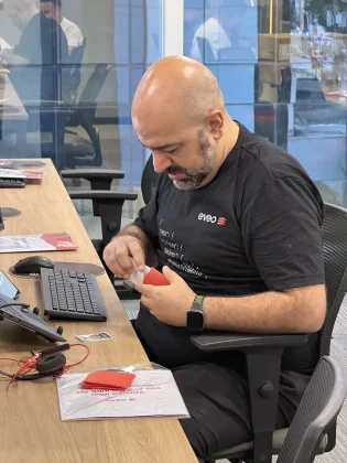 A EVEO lan&ccedil;a &aacute;lbum de figurinhas com seus colaboradores para celebrar mais de 20 anos de hist&oacute;ria. Iniciativa de endomarketing refor&ccedil;a cultura organizacional, integra&ccedil;&atilde;o de equipe e os valores da empresa certificada GPTW.