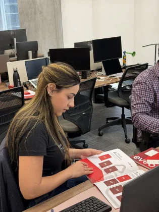 A EVEO lan&ccedil;a &aacute;lbum de figurinhas com seus colaboradores para celebrar mais de 20 anos de hist&oacute;ria. Iniciativa de endomarketing refor&ccedil;a cultura organizacional, integra&ccedil;&atilde;o de equipe e os valores da empresa certificada GPTW.