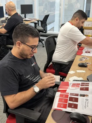 A EVEO lan&ccedil;a &aacute;lbum de figurinhas com seus colaboradores para celebrar mais de 20 anos de hist&oacute;ria. Iniciativa de endomarketing refor&ccedil;a cultura organizacional, integra&ccedil;&atilde;o de equipe e os valores da empresa certificada GPTW.