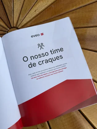A EVEO lan&ccedil;a &aacute;lbum de figurinhas com seus colaboradores para celebrar mais de 20 anos de hist&oacute;ria. Iniciativa de endomarketing refor&ccedil;a cultura organizacional, integra&ccedil;&atilde;o de equipe e os valores da empresa certificada GPTW.