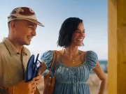 Havaianas lança “Pares Originais do Brasil” com João Gomes e Bruna Marquezine João Gomes e Bruna Marquezine aparecem sorridentes em um quiosque de praia, observando sandálias enquanto seguram chinelos, em uma cena leve e descontraída que remete ao verão e ao lifestyle das Havaianas.
