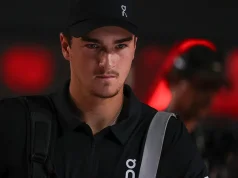 João Fonseca estreia em Monte-Carlo hoje (6); saiba horário e onde assistir João Fonseca se concentra antes de entrar na quadra Guga Kuerten, no Rio Open 2026.