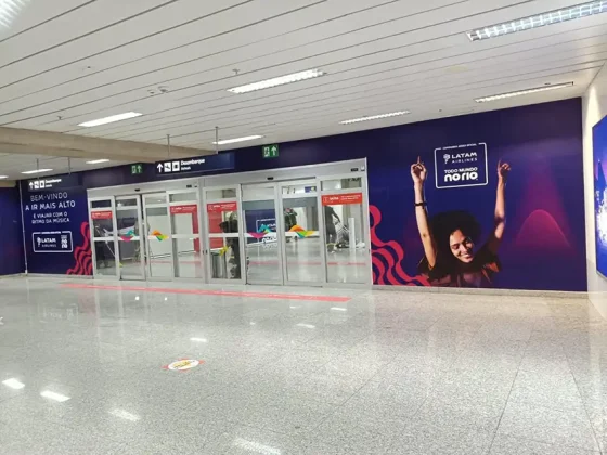 LATAM lan&ccedil;a a&ccedil;&otilde;es para show de Shakira no Rio, com voo tem&aacute;tico, experi&ecirc;ncias e aumento na demanda por passagens a&eacute;reas.