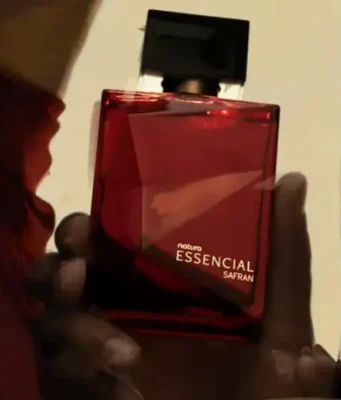 Natura mergulha na essência dos encontros com campanha de Essencial Safran Campanha de Essencial Safran une cultura árabe e brasileira, destacando conexão, sofisticação e experiência sensorial.