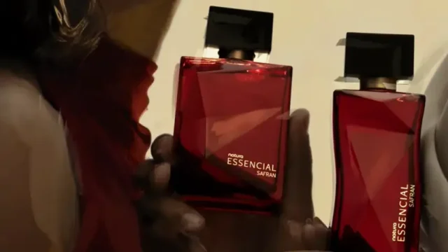 Campanha de Essencial Safran une cultura árabe e brasileira, destacando conexão, sofisticação e experiência sensorial.