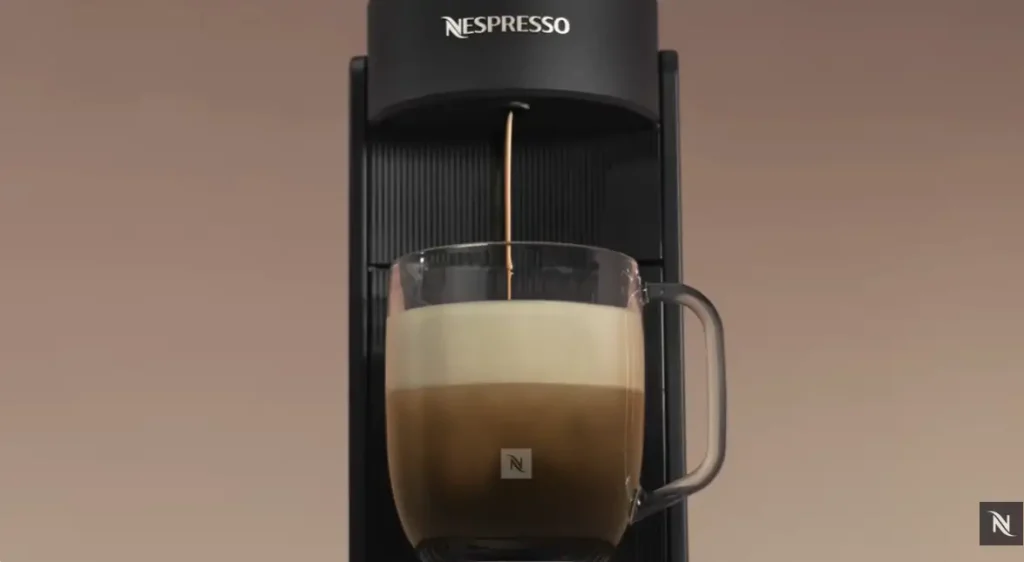 Campanha global aposta em experiências sensoriais e apresenta nova máquina Vertuo Up com tecnologia avançada.