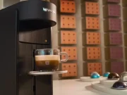Nespresso lança campanha global “Vertuo World” com Dua Lipa Campanha global aposta em experiências sensoriais e apresenta nova máquina Vertuo Up com tecnologia avançada.