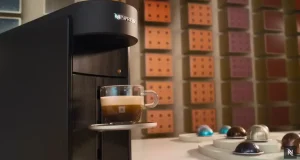 Campanha global aposta em experiências sensoriais e apresenta nova máquina Vertuo Up com tecnologia avançada.