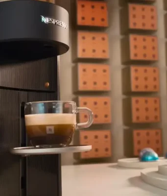 Nespresso lança campanha global “Vertuo World” com Dua Lipa Campanha global aposta em experiências sensoriais e apresenta nova máquina Vertuo Up com tecnologia avançada.