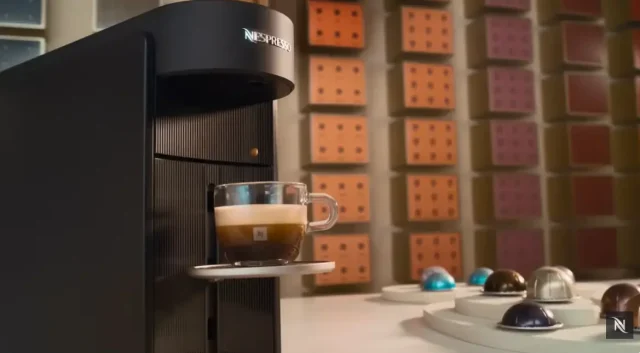 Campanha global aposta em experiências sensoriais e apresenta nova máquina Vertuo Up com tecnologia avançada.