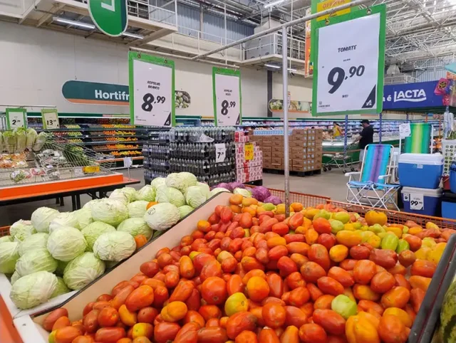 Alta nos combustíveis e chuvas intensas impactam logística e elevam preços de frutas, verduras e legumes no Brasil.