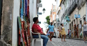 Entenda o que é a escala 6x1 e a jornada 5x2, quais setores adotam cada modelo e como a PEC pode mudar a rotina de 20 milhões de trabalhadores no Brasil.