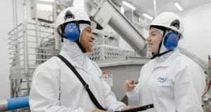 Programa Friboi Desenvolve oferece 62 vagas e formação de 18 meses para jovens profissionais em produção e manutenção industrial.