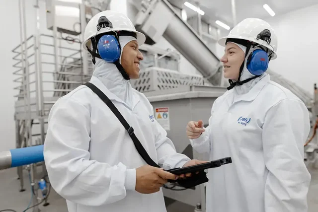 Programa Friboi Desenvolve oferece 62 vagas e formação de 18 meses para jovens profissionais em produção e manutenção industrial.