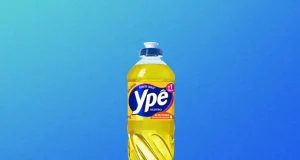 Detergente Ypê neutro em embalagem amarela sobre fundo azul, imagem utilizada em matéria sobre suspensão e recolhimento de produtos pela Anvisa no Brasil.