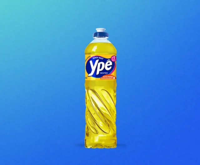 Detergente Ypê neutro em embalagem amarela sobre fundo azul, imagem utilizada em matéria sobre suspensão e recolhimento de produtos pela Anvisa no Brasil.