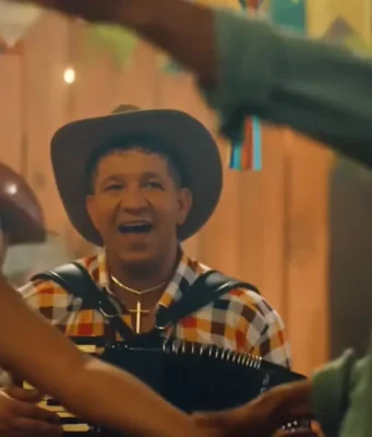 Deline lança campanha de São João com filme e embalagem temática Marca aposta em nostalgia, cultura popular e gastronomia regional para reforçar sua conexão com consumidores do Norte e Nordeste durante as festas juninas.