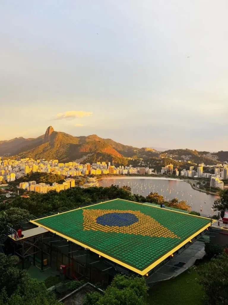 Havaianas criou uma bandeira do Brasil com mais de 4 mil pares de sandálias no Bondinho do Pão de Açúcar para celebrar a estreia da Seleção.