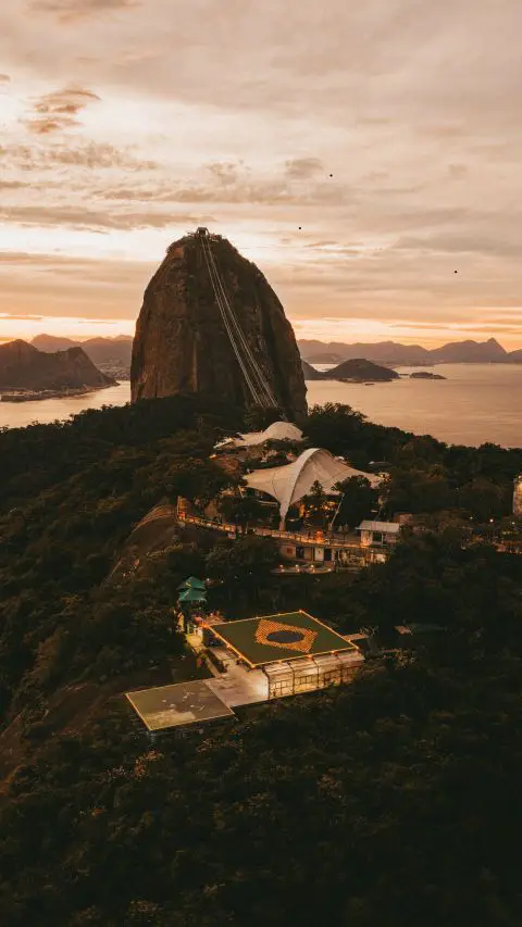 Havaianas criou uma bandeira do Brasil com mais de 4 mil pares de sandálias no Bondinho do Pão de Açúcar para celebrar a estreia da Seleção.
