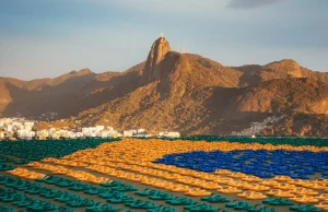 Havaianas cria bandeira do Brasil com mais de 4 mil pares de sandálias em ação no Rio Havaianas criou uma bandeira do Brasil com mais de 4 mil pares de sandálias no Bondinho do Pão de Açúcar para celebrar a estreia da Seleção.