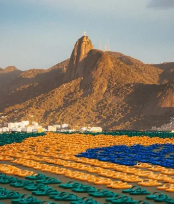 Havaianas cria bandeira do Brasil com mais de 4 mil pares de sandálias em ação no Rio Havaianas criou uma bandeira do Brasil com mais de 4 mil pares de sandálias no Bondinho do Pão de Açúcar para celebrar a estreia da Seleção.