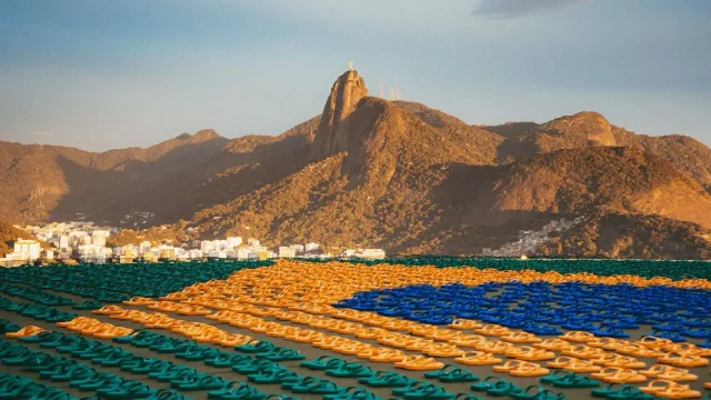 Havaianas criou uma bandeira do Brasil com mais de 4 mil pares de sandálias no Bondinho do Pão de Açúcar para celebrar a estreia da Seleção.