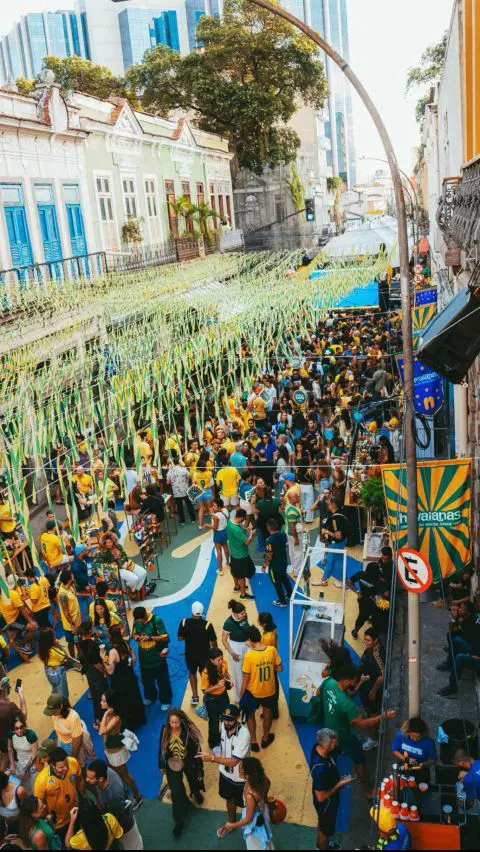 Havaianas criou uma bandeira do Brasil com mais de 4 mil pares de sandálias no Bondinho do Pão de Açúcar para celebrar a estreia da Seleção.