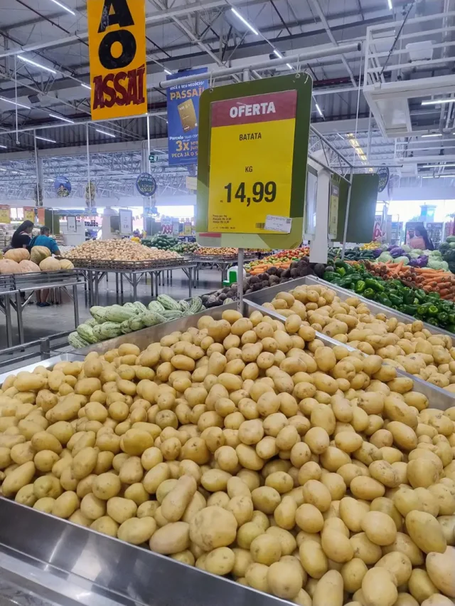 Tomate e batata-inglesa lideraram a alta dos alimentos em junho, segundo o IBGE. IPCA-15 aponta inflação de 0,41%, com forte impacto da alimentação no domicílio.